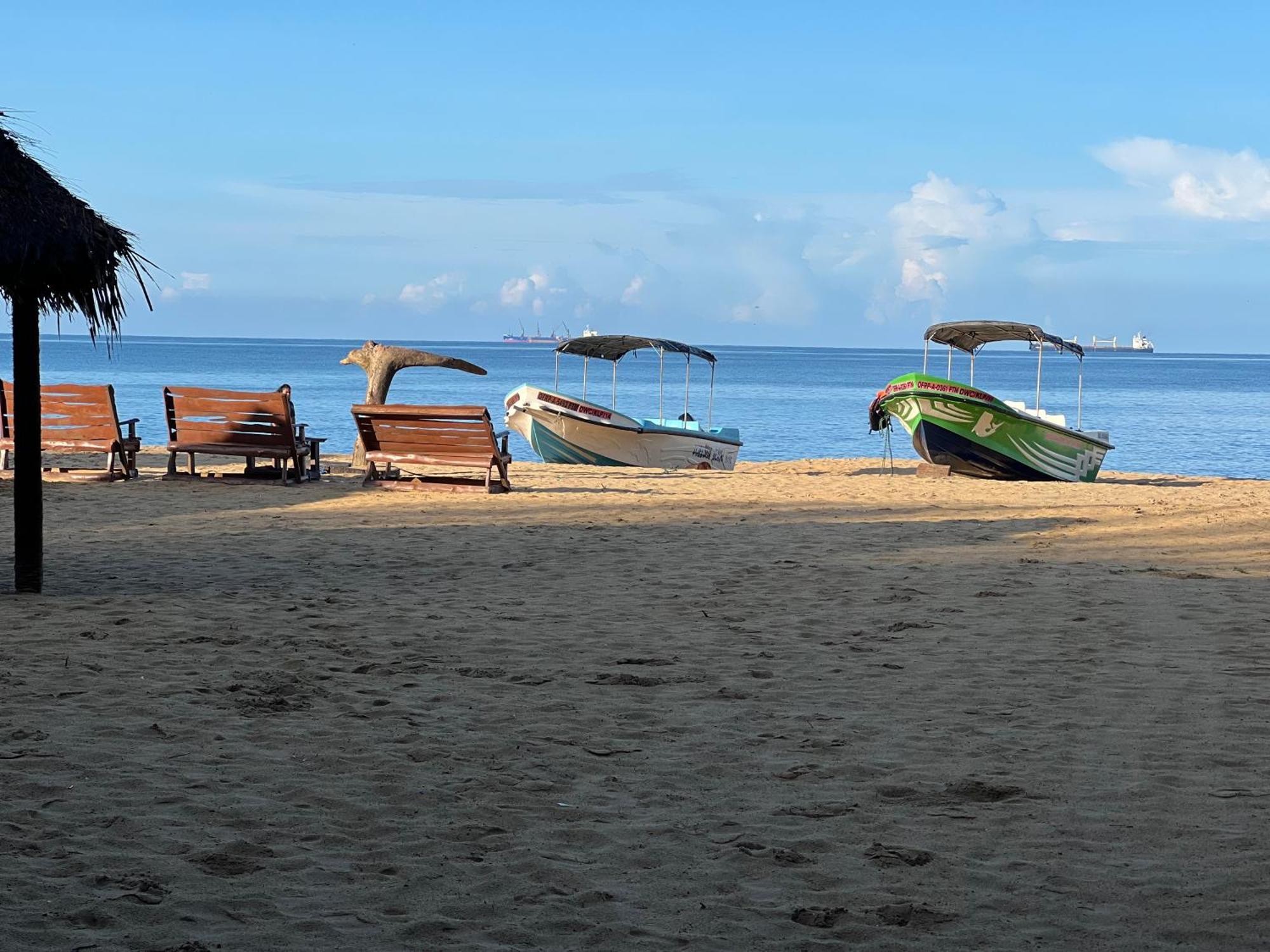 Omeesha Beach Hotel Калпития Экстерьер фото